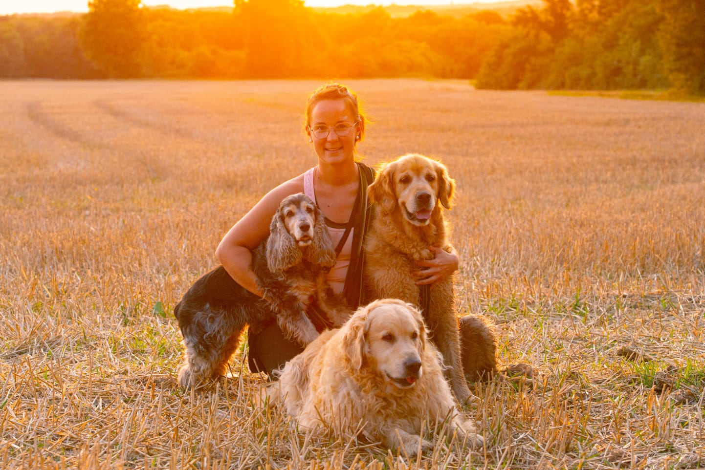 Fondatrice de Vacances O Poils avec plusieurs chiens pendant une balade.